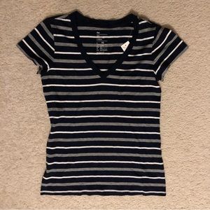 GAP Essential V-neck Tee